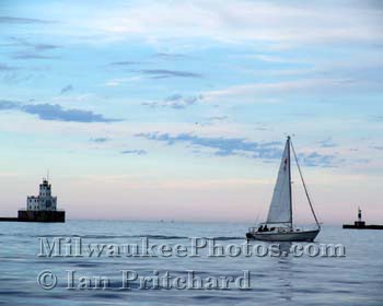 Photograph of Sailing past Milwaukee Lighthouse from www.MilwaukeePhotos.com (C) Ian Pritchard